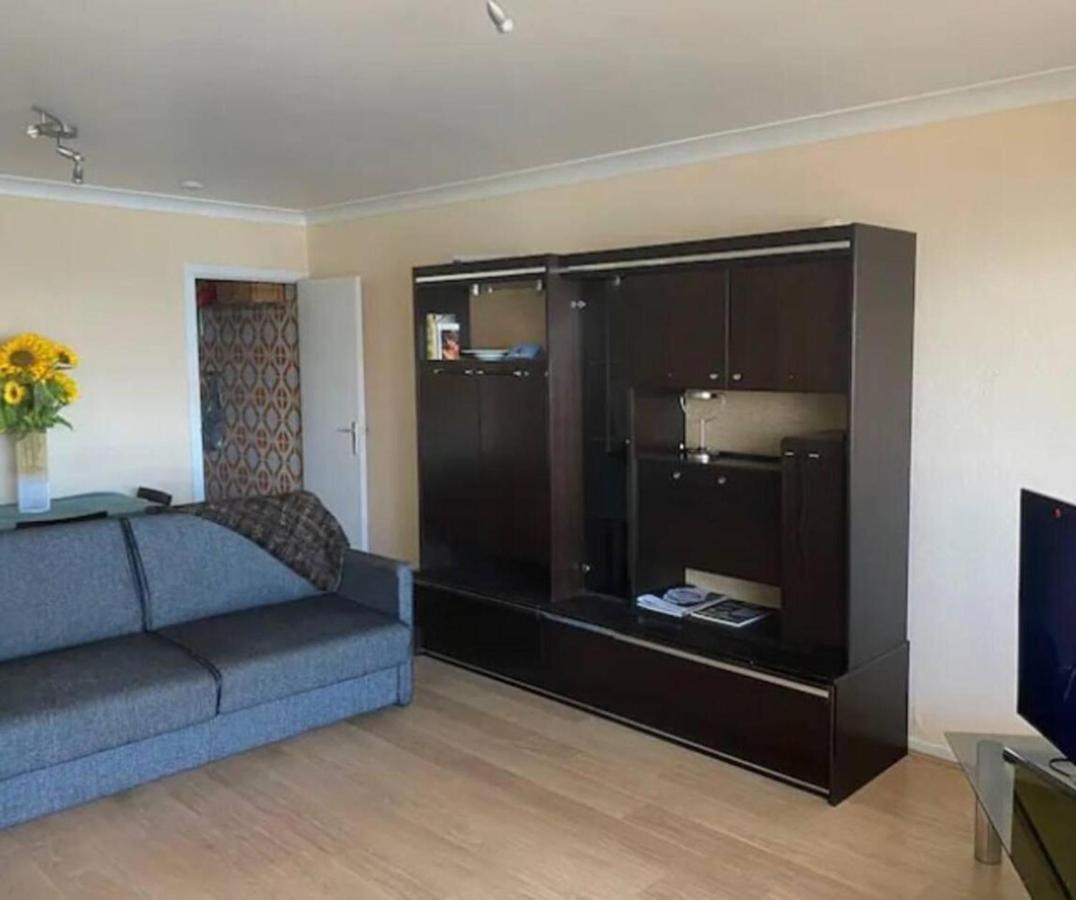 Stunning 1-bed In Beach-view Apartment *